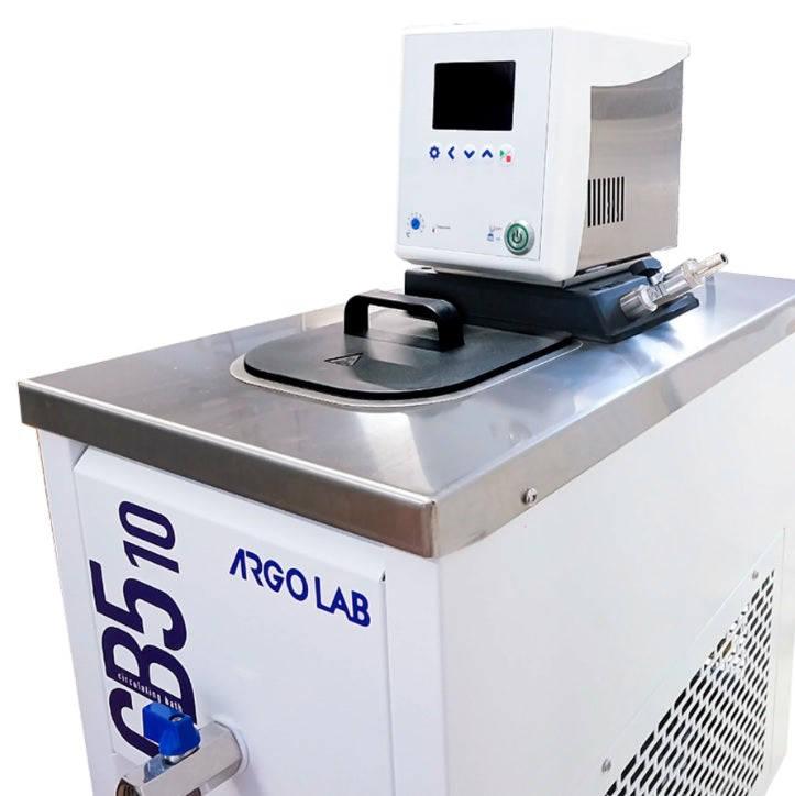 Termocriostato di circolazione con campo di lavoro da -10°C a 100°C. Capacità della vasca 5 litri.