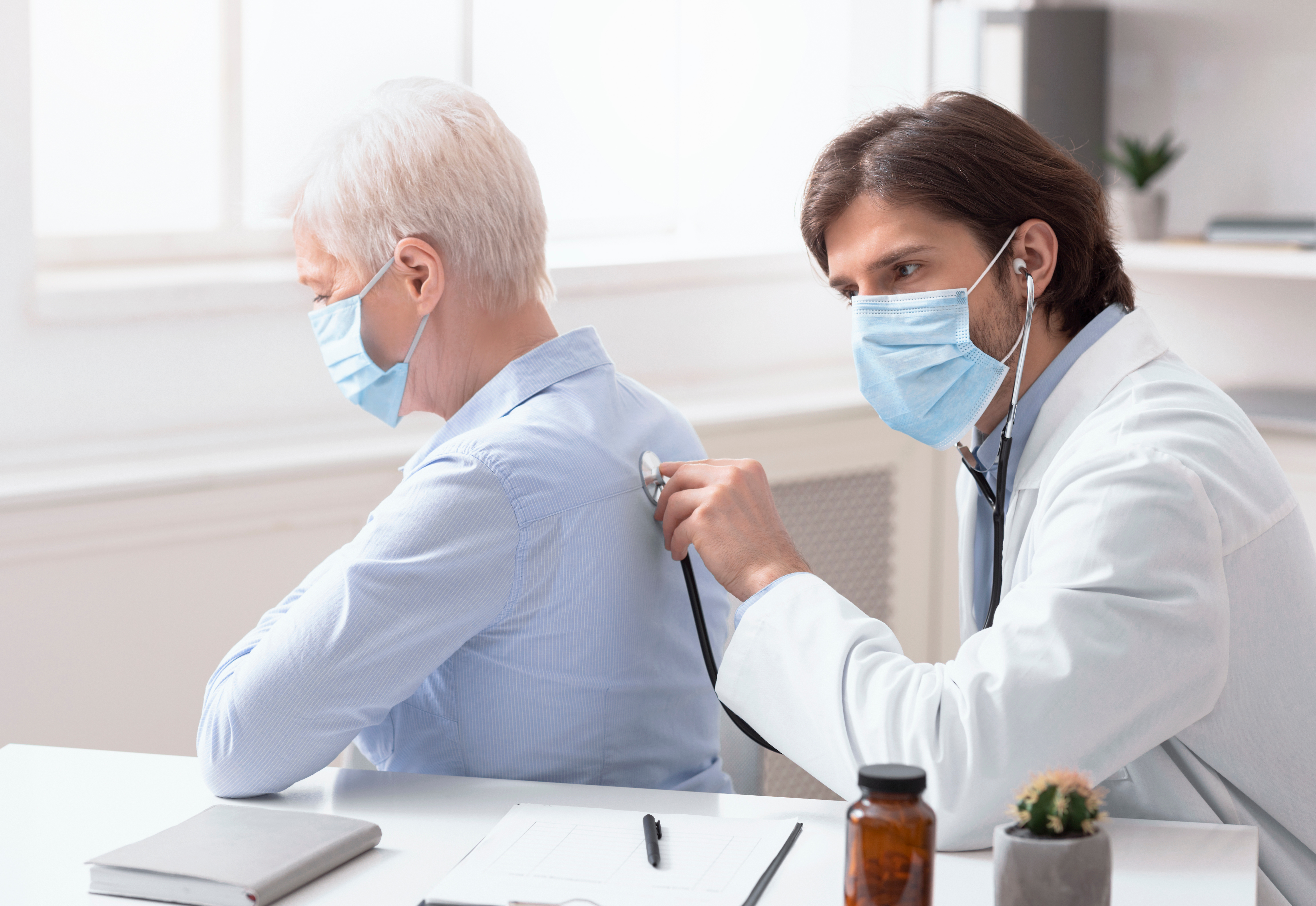 Stetoscopio medico con anziano
